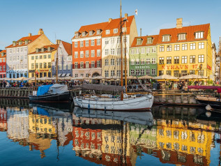 Copenaghen chiama anche le donne: obbligo di leva contro la minaccia russa