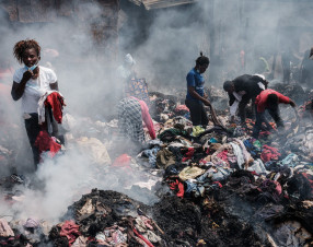 Il lato oscuro del fast fashion: l’Africa soffocata dai nostri abiti usati