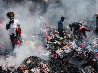 Il lato oscuro del fast fashion: l’Africa soffocata dai nostri abiti usati