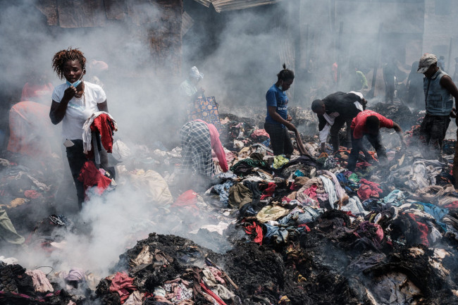 Il lato oscuro del fast fashion: l’Africa soffocata dai nostri abiti usati