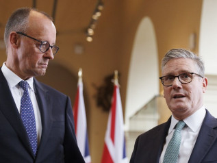 Starmer e Merz, patto sugli armamenti: “Insieme per difendere l’Europa”