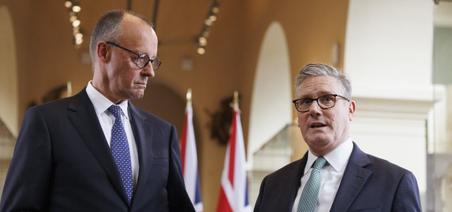 Starmer e Merz, patto sugli armamenti: “Insieme per difendere l’Europa”