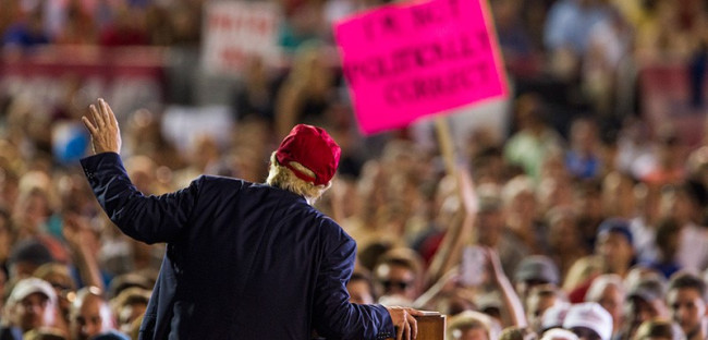 Trump (lentamente) si defila