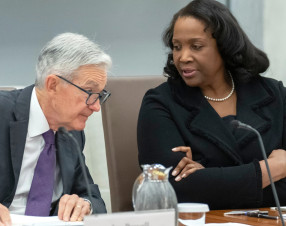 Scontro senza precedenti tra Trump e la Fed: la governatrice Cook fa causa