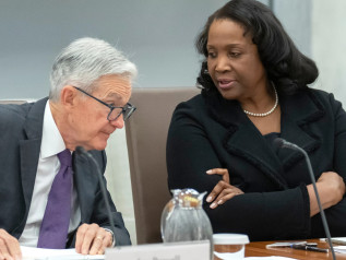 Scontro senza precedenti tra Trump e la Fed: la governatrice Cook fa causa