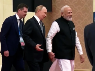 Modi e Putin camminano insieme mano nella mano