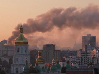 Putin alza il tiro. Colpita la sede del governo ucraino