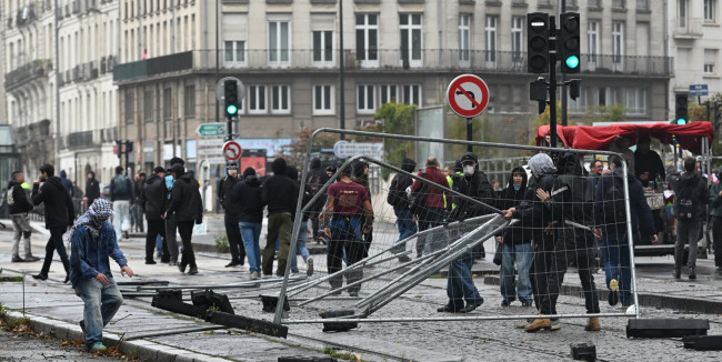 La protesta ‘Bloquons tous’ invade le strade