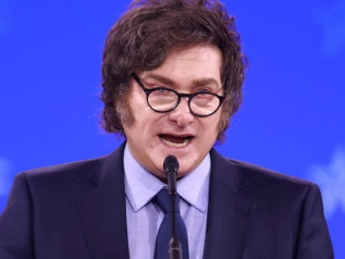 Milei in cerca di salvezza: vola da Trump per chiedere dollari e consenso