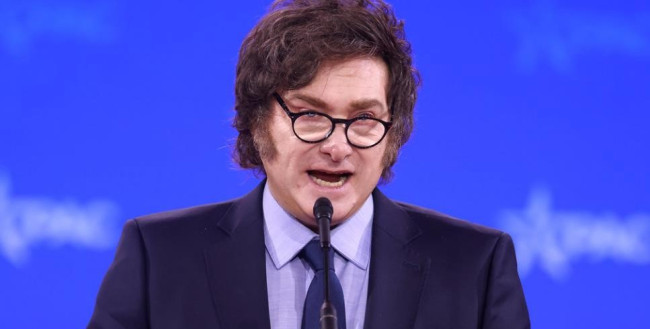 Milei in cerca di salvezza: vola da Trump per chiedere dollari e consenso