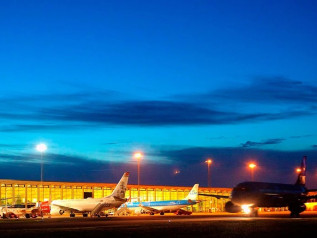 Ancora droni nei cieli: chiuso e poi riaperto l’aeroporto di Aalborg