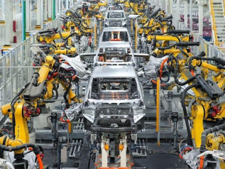 Cina, la guerra dei prezzi delle auto elettriche travolge i giganti