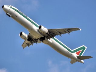 Toninelli: "Alitalia tornerà compagnia di bandiera"