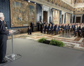 Mattarella: “Salari troppo bassi, super manager troppo ricchi”