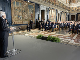 Mattarella: “Salari troppo bassi, super manager troppo ricchi”