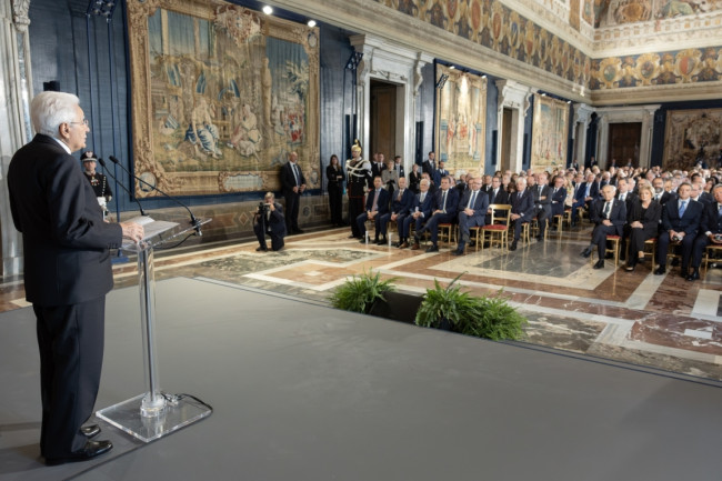 Mattarella: “Salari troppo bassi, super manager troppo ricchi”