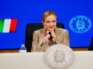 Meloni pubblica la dichiarazione 2025: reddito dimezzato a 180mila euro