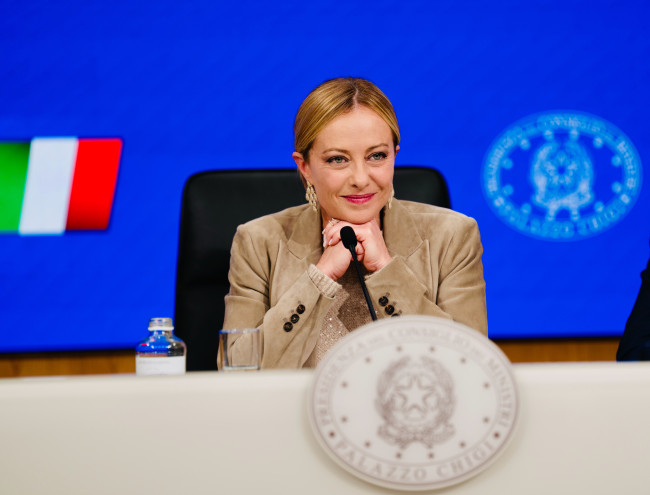 Meloni pubblica la dichiarazione 2025: reddito dimezzato a 180mila euro