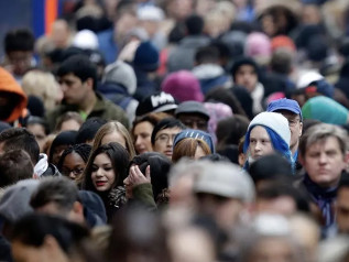 Migrazioni in Italia: 169 mila nuovi residenti nel 2024, ma il trend è in d