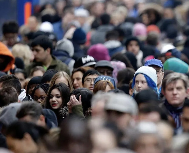 Migrazioni in Italia: 169 mila nuovi residenti nel 2024, ma il trend è in d