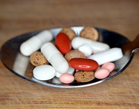 Gli italiani e i farmaci: quasi due pillole a testa