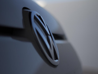 VW lancia la prima auto 100% made in China: “Costi dimezzati”