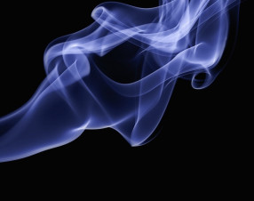 Il paradosso del tabacco: l’industria “morente” che batte perfino i big del