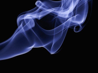 Il paradosso del tabacco: l’industria “morente” che batte perfino i big del