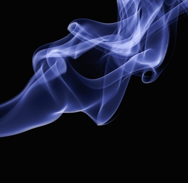 Il paradosso del tabacco: l’industria “morente” che batte perfino i big del