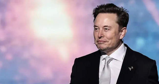 Musk attacca l’Europa: “Ue da abolire, sovranità agli Stati”