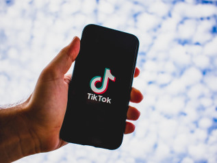 TikTok vende le attività negli Usa: accordo firmato