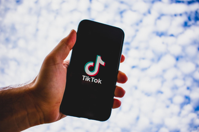 TikTok vende le attività negli Usa: accordo firmato