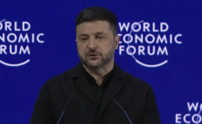 Zelensky a Davos: “Europa divisa e persa davanti a Trump”