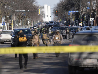 Minneapolis, ucciso da agenti federali: città in rivolta contro l’ICE