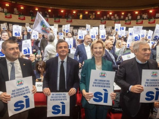 Calenda contro Salvini: “Non sto con chi riceve neonazisti e cocainomani”