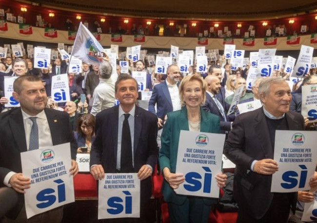 Calenda contro Salvini: “Non sto con chi riceve neonazisti e cocainomani”