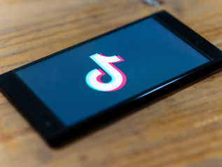 TikTok salvo negli Stati Uniti: Washington riscrive il futuro dell’app senz