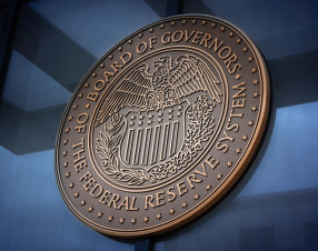 La Fed lascia i tassi al 3,50%-3,75% (con una decisione quasi unanime)