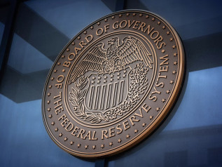 La Fed lascia i tassi al 3,50%-3,75% (con una decisione quasi unanime)