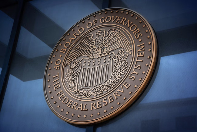 La Fed lascia i tassi al 3,50%-3,75% (con una decisione quasi unanime)