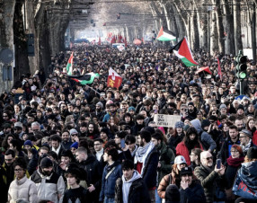 Torino, il corteo di Askatasuna infiamma la città