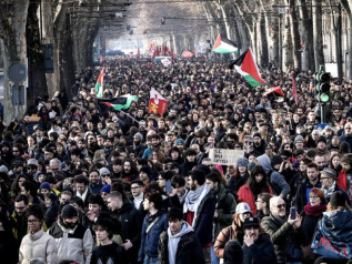 Torino, il corteo di Askatasuna infiamma la città