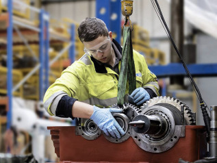 Produzione industriale in Italia: il 2025 chiude in calo