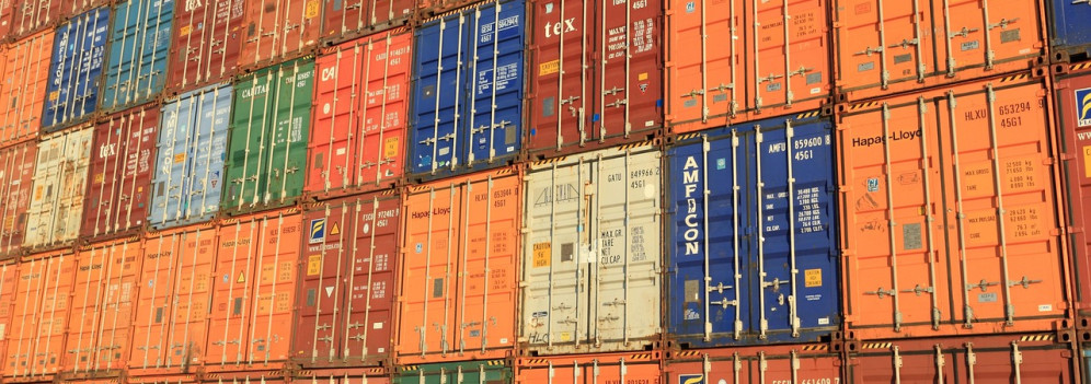 Deficit commerciale a livelli storici: 901,5 miliardi nel 2025