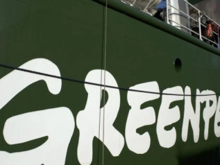 Greenpeace condannata a 345 milioni negli Usa: rischio fallimento