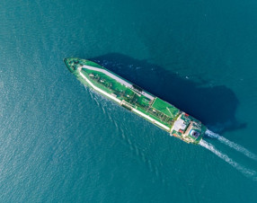 Il petrolio vola: l’allarme del Qatar e il rischio di blocco energetico nel