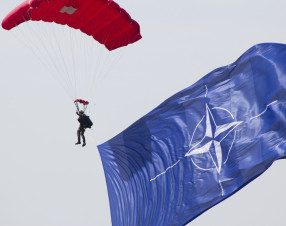 Trump avverte la NATO: “Futuro negativo se non ci aiutate”