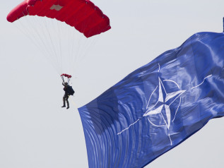 Trump avverte la NATO: “Futuro negativo se non ci aiutate”