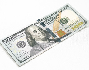 Petrolio sopra i 100 dollari: l’Italia libera quasi 10 milioni di barili