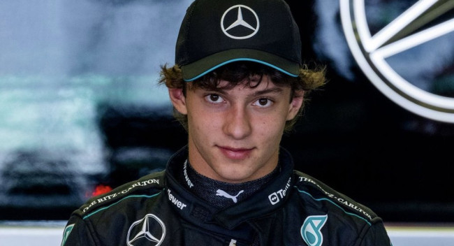 F1, Antonelli fa la storia: trionfo in Cina